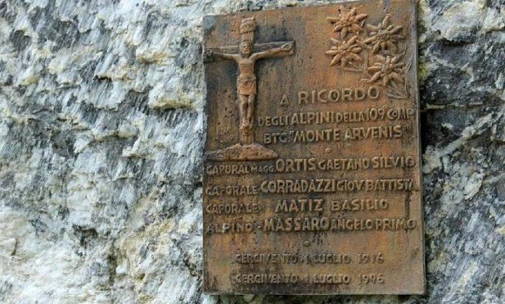Targa commemorativa che ricorda le vittime della fucilazione di Cercivento