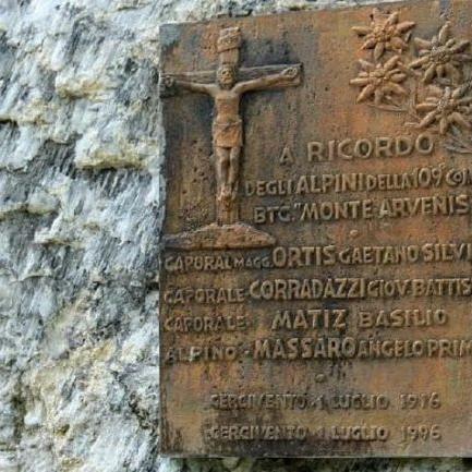 Targa commemorativa che ricorda le vittime della fucilazione di Cercivento