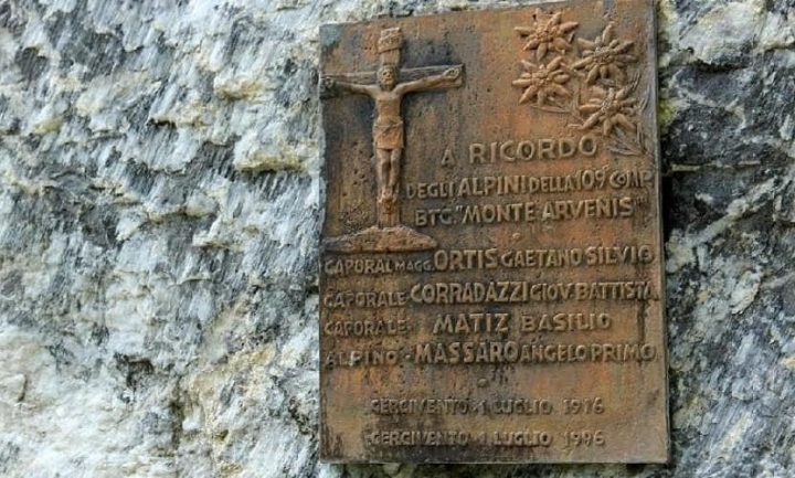 Targa commemorativa che ricorda le vittime della fucilazione di Cercivento