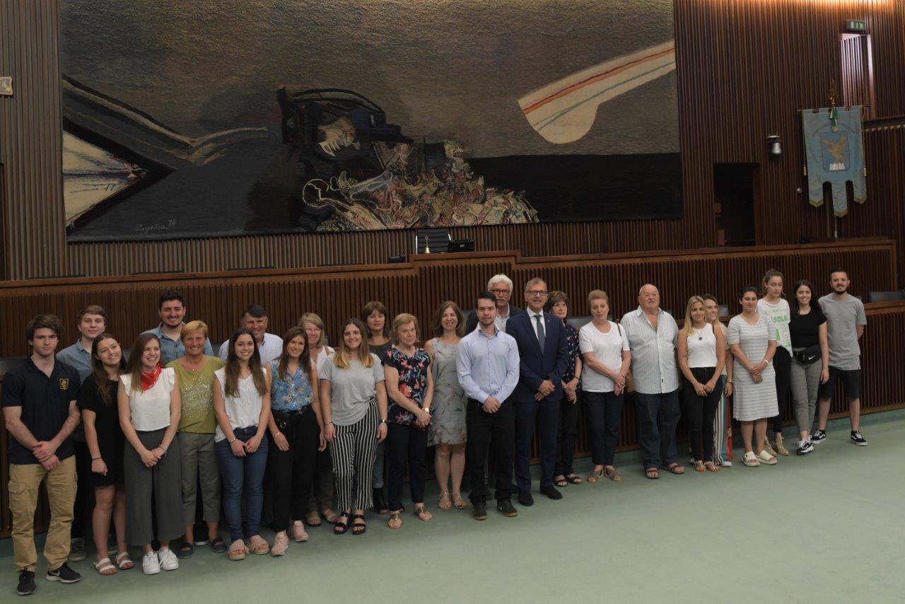 Il presidente Piero Mauro Zanin e i giovani dell'Associazione Giuliani nel Mondo e dell'ALEF i giovani dell'Associazione Giuliani nel Mondo e dell'ALEF (Foto ARC-GM)