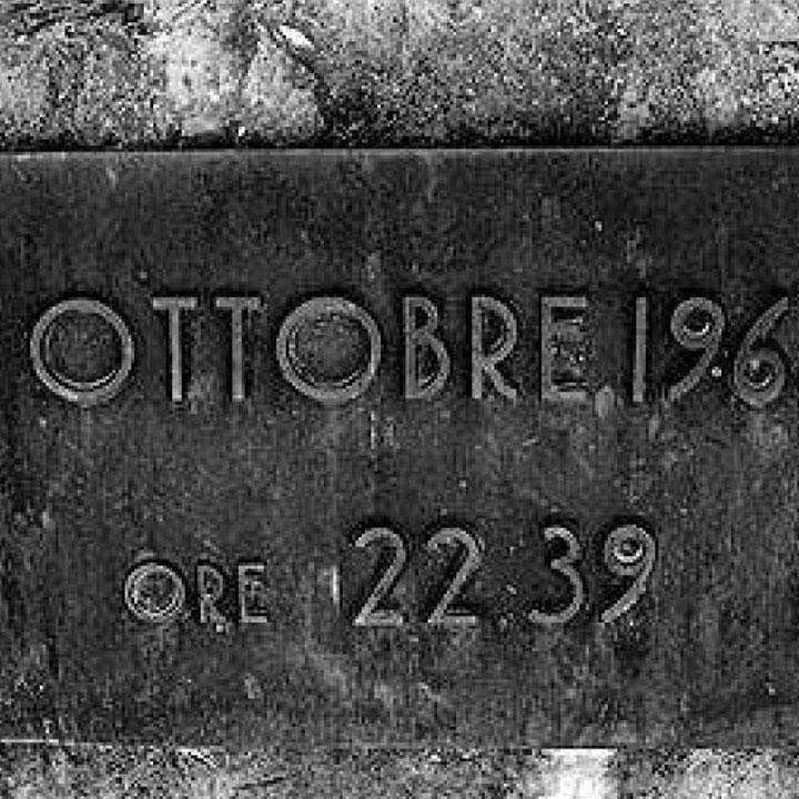 La targa che ricorda la tragedia dei Vajont